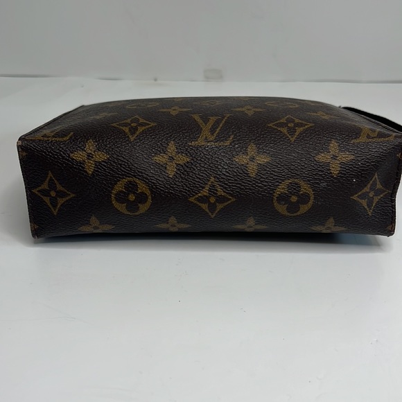 SOLD. Louis Vuitton Toiletry 19 pouch monogram - Picture 10 of 13